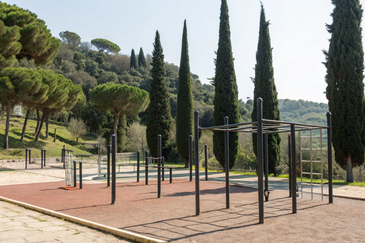 Parco calisthenics all'aperto con barre e parallele per allenamento a corpo libero